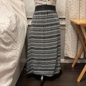 Lularoe Lola skirt.2x. Hits mid shin